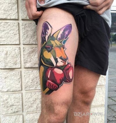Tatuaż kangur bokser w motywie zwierzęta na nodze