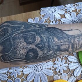 Tatuaż Kower na ręce motyw: santa muerte styl: realistyczne