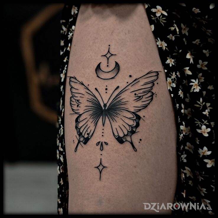 Tattoo Motyl na udzie in butterflies motif and graphic / illustrative style on the thigh