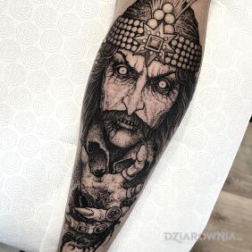 Tatuaż Vlad Palownik Dracula na łydce motyw: twarze styl: graficzne / ilustracyjne
