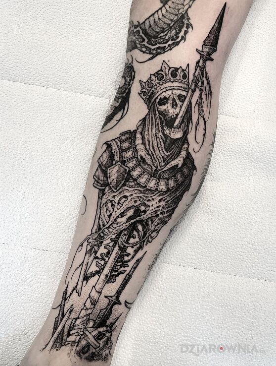 Tattoo Martwy król in dark motif and graphic / illustrative style on the tibia