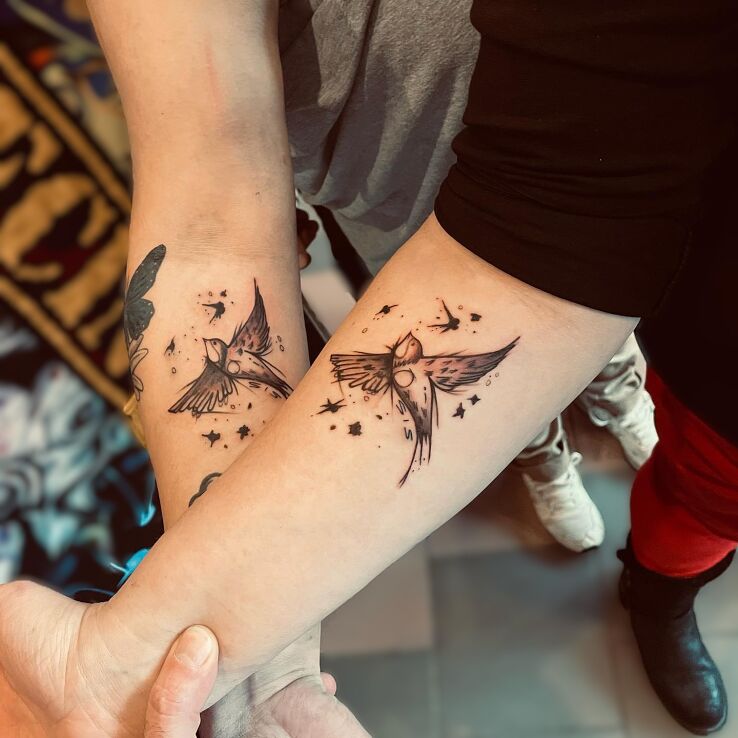 Tattoo Jaskółki dla sióstr ;) in animals motif and graphic / illustrative style On the arm