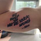Własnoręczny cytat rapera przeniesiony na skóre