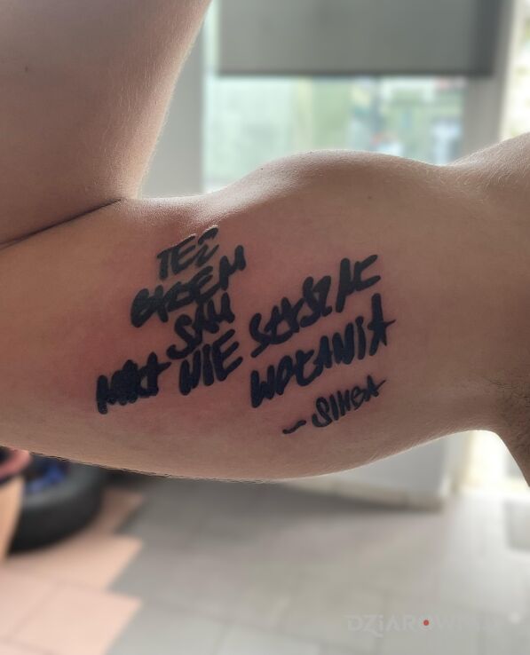 Tatuaż Własnoręczny cytat rapera przeniesiony na skóre w motywie napisy i stylu kaligrafia na ręce