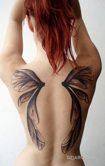 Tatuaż skrzydełka w motywie pozostałe na plecach