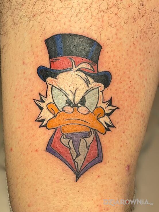 Tattoo Sknerus mc kwacz robiony samemu sobie ;) in characters motif and cartoon / comic book style on the leg