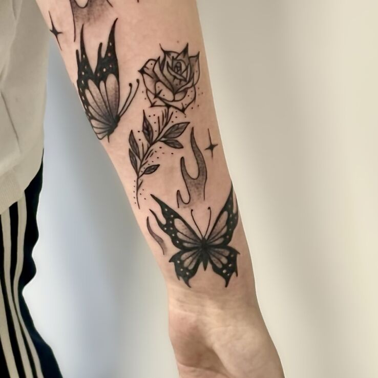 Tattoo Motyle z róża in flowers motif and graphic / illustrative style on the forearm