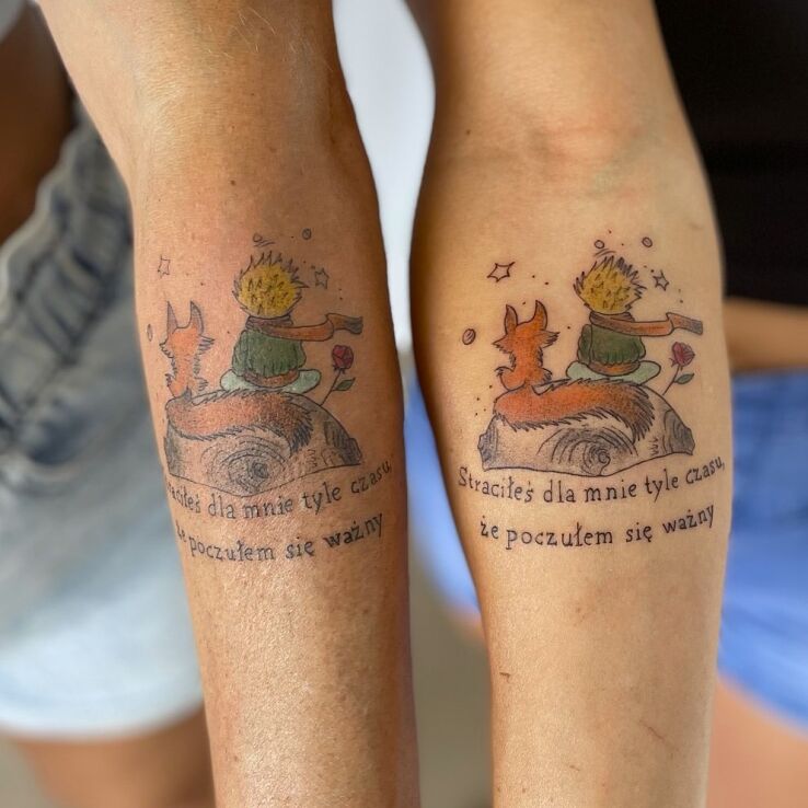Tattoo Mały książe dla przyjaciółek in lettering motif and graphic / illustrative style on the forearm