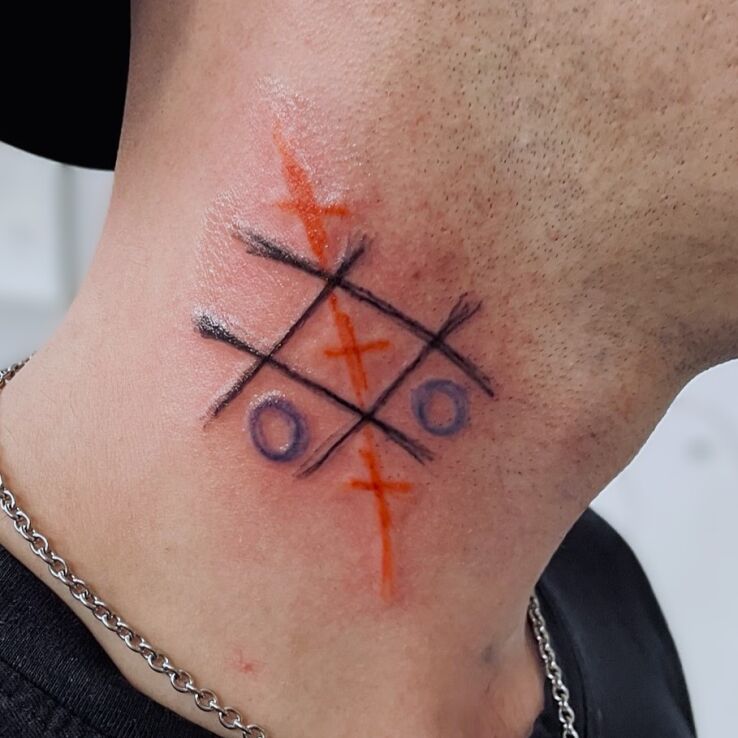 Tattoo Kółko i krzyżyk in colorful motif and graphic / illustrative style on the neck