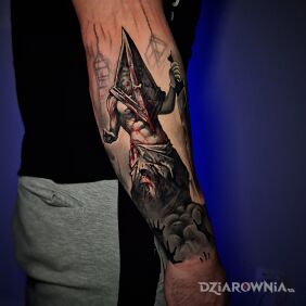 Tatuaż Silent Hill Pyramid Head na ręce motyw: mroczne styl: realistyczne
