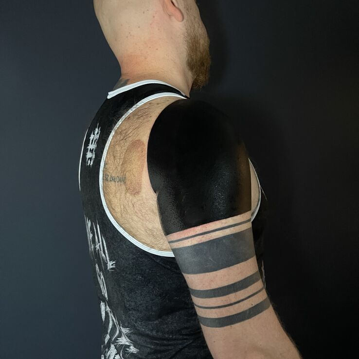 Tattoo Blackwork shoulder in black and gray motif and blackwork / blackout style On the arm