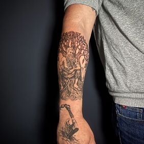 Tatuaż Starzec / mędrzec rozmyślający pod drzewem na przedramieniu motyw: czarno-szare styl: rycinowe / grawiurowe