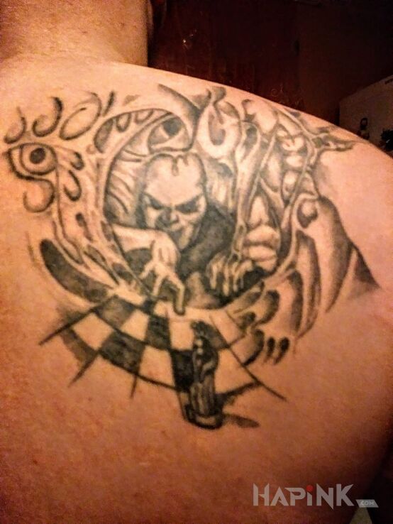 Tattoo Tatoo in other motif on the shoulder blades