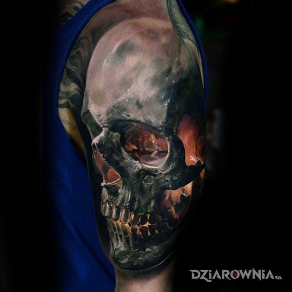 Tatuaż czacha dymi w motywie czaszki i stylu realistyczne na ramieniu