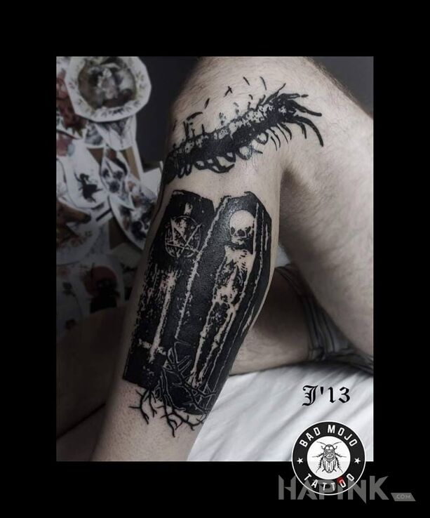 Tattoo Trumienka in skulls motif on the calf