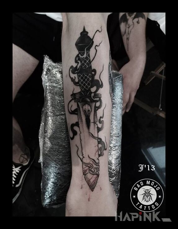 Tattoo Sztylet in skulls motif on the leg
