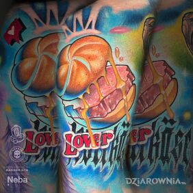 Tatuaż Leberkäse Hamburger na bicepsie motyw: napisy styl: watercolor