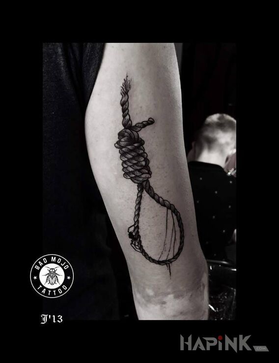 Tattoo Sznur in objects motif on the upper arm