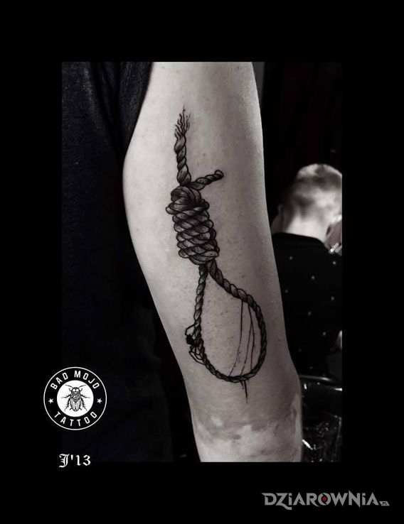 Tatuaż sznur w motywie przedmioty na ramieniu