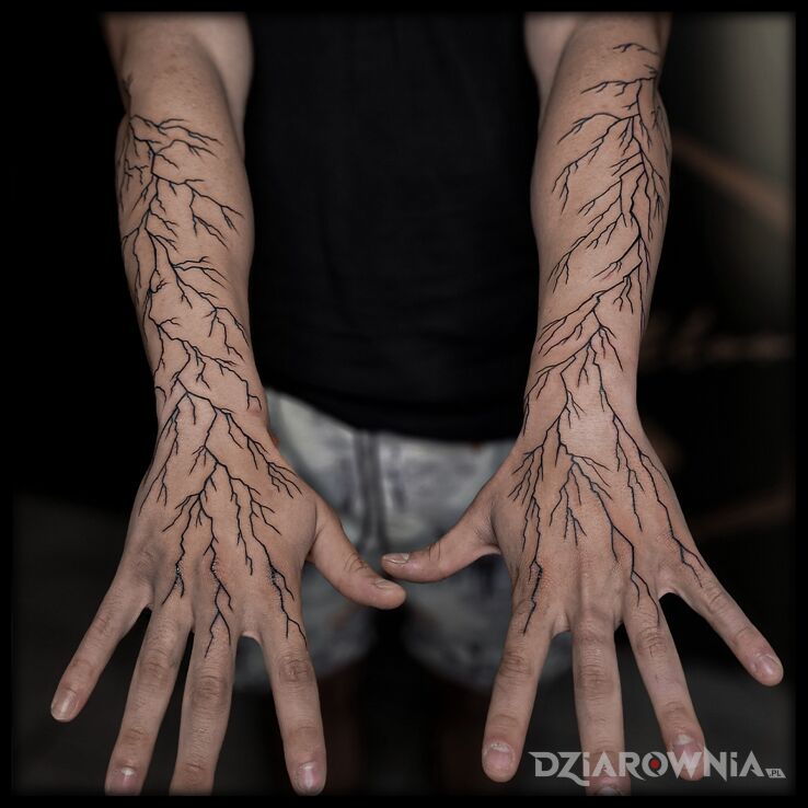 Tatuaż Pioruny na rękach w motywie pozostałe i stylu kontury / linework na dłoni