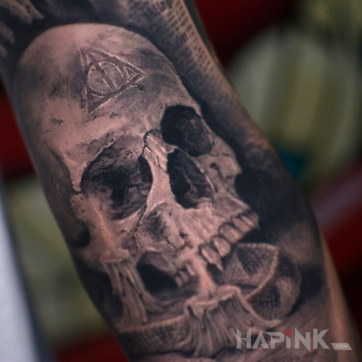 Tattoo Insignia of death in skulls motif and realistic style On the arm