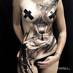 Tatuaż Latarnia miejska na brzuchu motyw: czarno-szare styl: abstrakcyjne