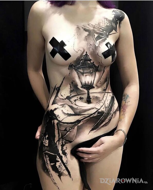 Tatuaż Latarnia miejska w motywie czarno-szare i stylu realistyczne pod piersiami (underboob)
