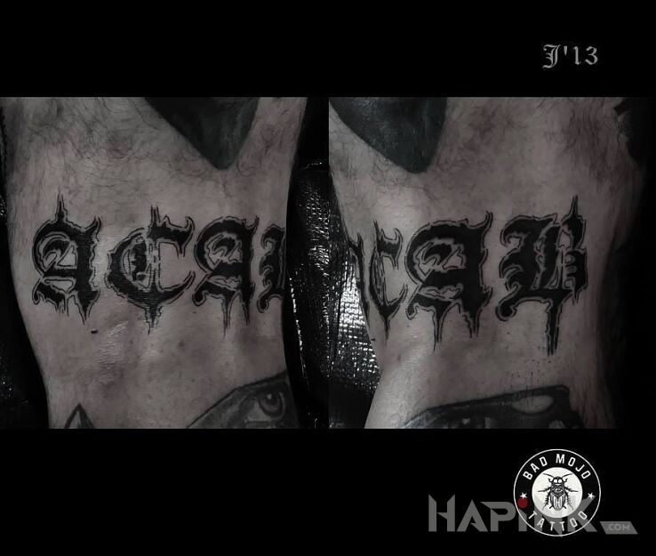 Tattoo Mroczny napis in lettering motif on the leg