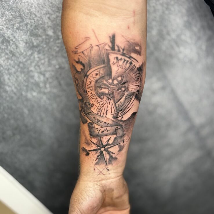 Tattoo Family motif with a clock in black and gray motif and graphic / illustrative style On the arm