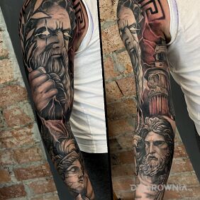 Tatuaż Grecki rękaw na bicepsie motyw: czarno-szare styl: realistyczne