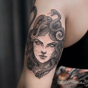 Tatuaż Medusa na ramieniu motyw: czarno-szare styl: graficzne / ilustracyjne