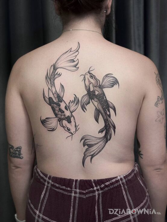 Tatuaż Dwie duże ryby w motywie znaki zodiaku i stylu graficzne / ilustracyjne na plecach