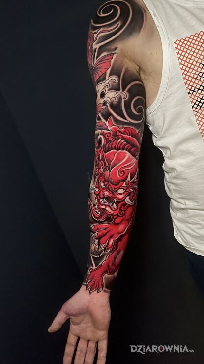 Tatuaż Czerwony japoński lew w motywie demony i stylu japońskie / irezumi na bicepsie