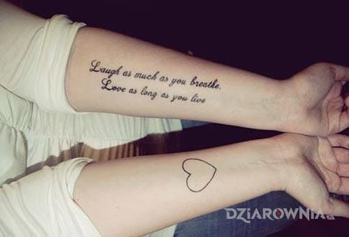 Tatuaż napis od serca w motywie napisy na przedramieniu