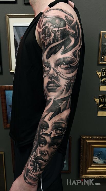 Tattoo Realism from DEMOLKA in black and gray motif and realistic style on the upper arm