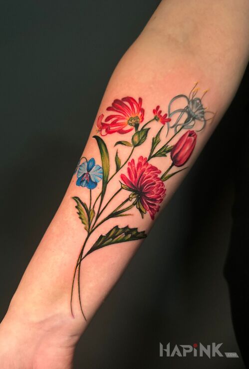 Tattoo Flowers from Eveline Pearl Ink in floral motif and realistic style On the arm