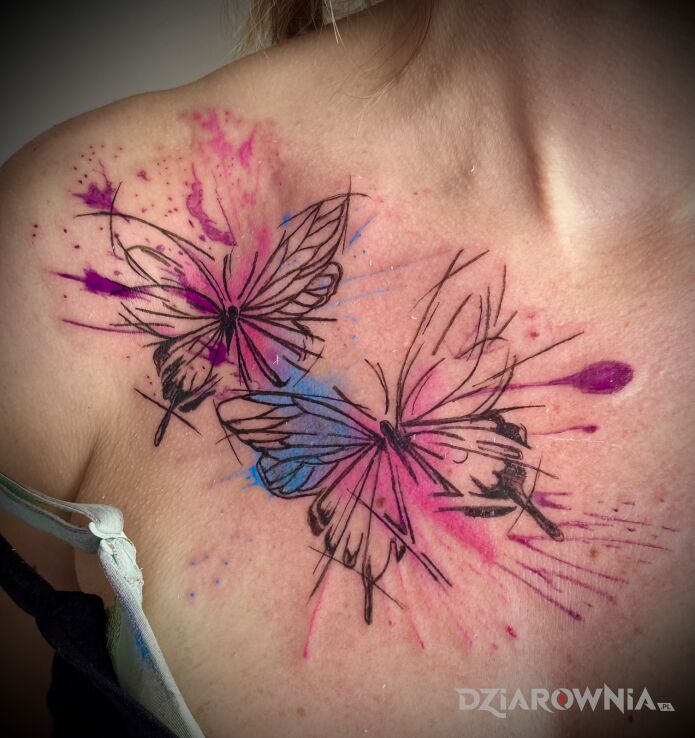 Tatuaż Motyle w stylu watercolor w motywie kolorowe i stylu watercolor na obojczyku