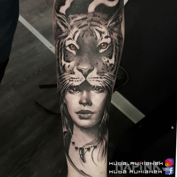 Tattoo Kobieta z tygrysem in faces motif and realistic style on the forearm