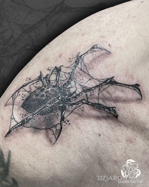 Tatuaż Pająk w motywie mroczne i stylu realistyczne na barku