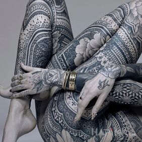 Tattoo Naciuputic knitting on the hand motif: ornaments style: graphic / illustrative