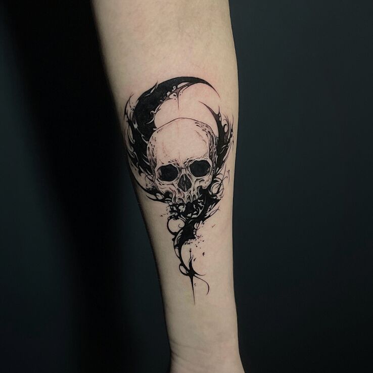Tattoo Skull forearm in black and gray motif and graphic / illustrative style on the forearm
