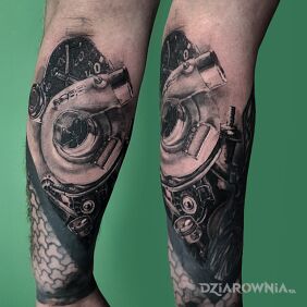 Tatuaż Części Silnika na przedramieniu motyw: czarno-szare styl: realistyczne