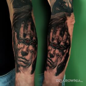 Tatuaż Mroczna Dłoń na przedramieniu motyw: mroczne styl: surrealistyczne