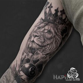 Tattoo King with an ace up his sleeve 👑🔥 On the arm motif: objects style: realistic