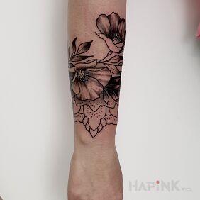 Tattoo Subtle poppies On the arm motif: black and gray style: graphic / illustrative