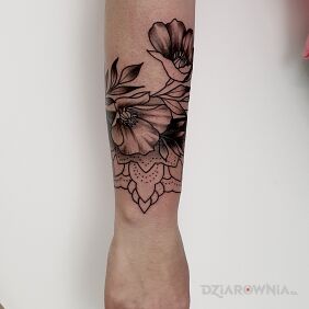 Tatuaż Subtelne maki na ręce motyw: florystyczne styl: kontury / linework