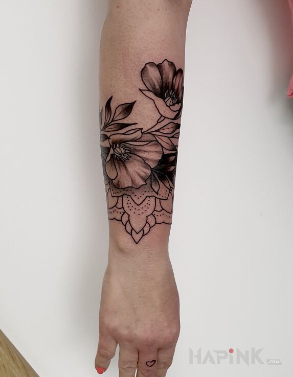 Tattoo Subtle poppies in flowers motif and contour / linework style on the forearm