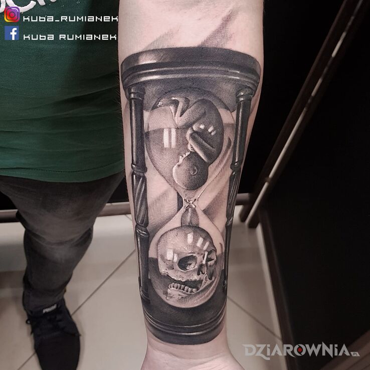 Tatuaż Klepsydra w motywie 3D i stylu realistyczne na przedramieniu