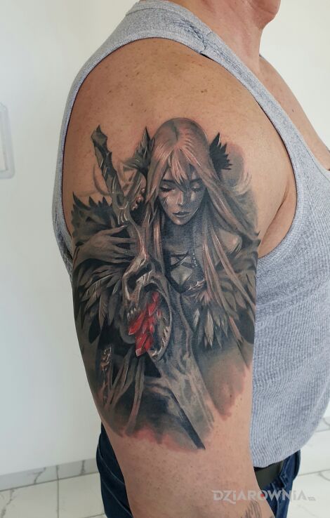 Tatuaż Wiedźma w motywie fantasy i stylu realistyczne na ramieniu