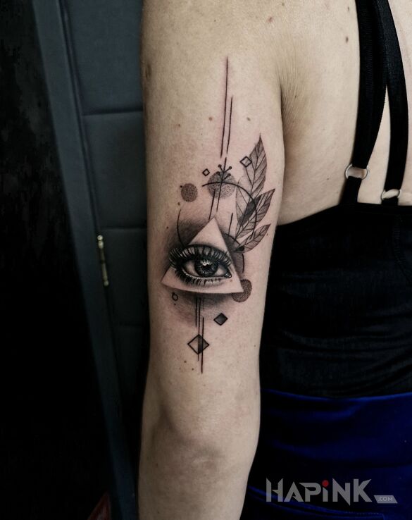 Tattoo Female eye in małe motif and graphic / illustrative style on the upper arm